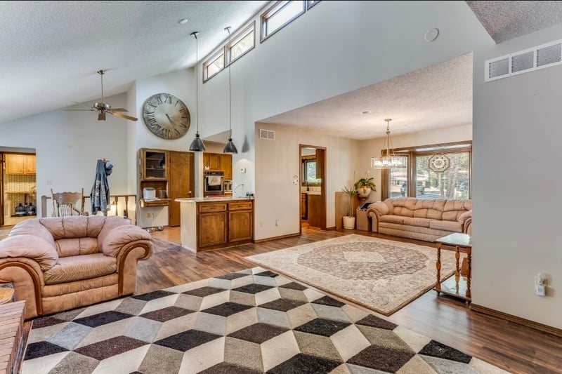 16 Circle Dr, Mulvane, KS 67110