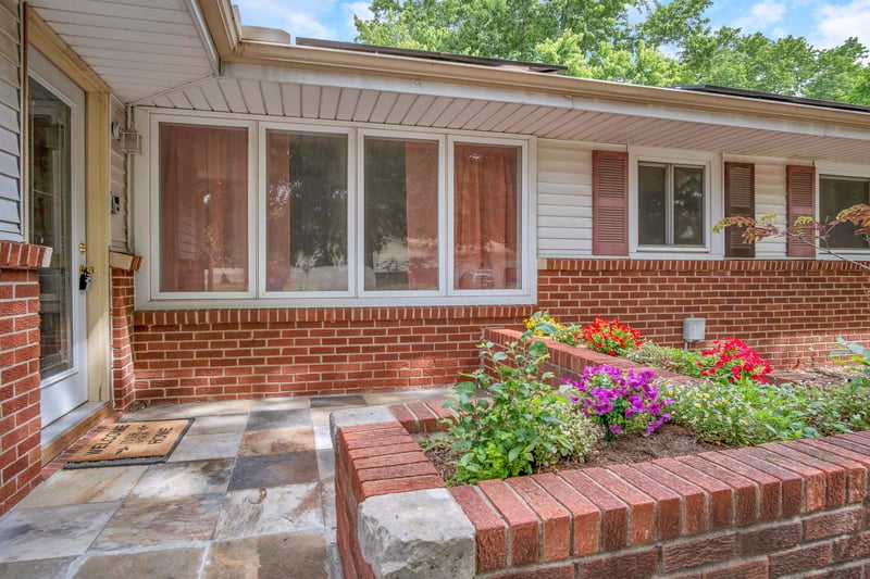 2304 Glen Oaks Dr, Wichita, KS 67216