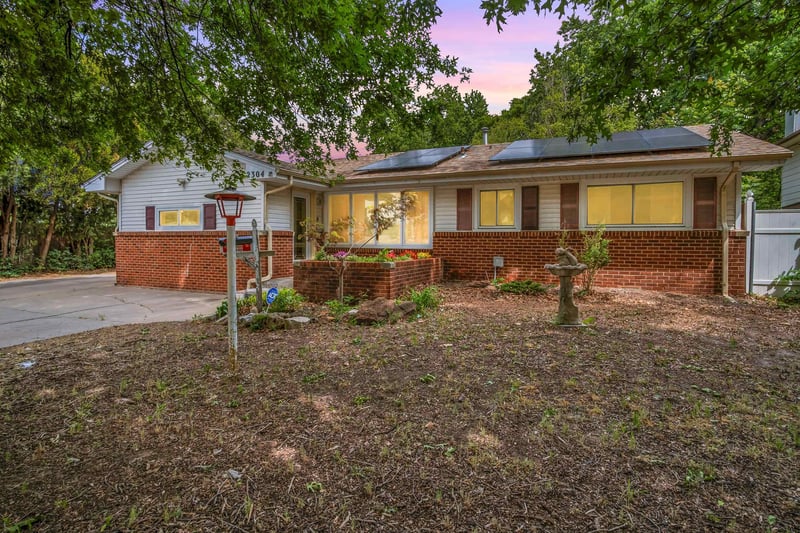 2304 Glen Oaks Dr, Wichita, KS 67216