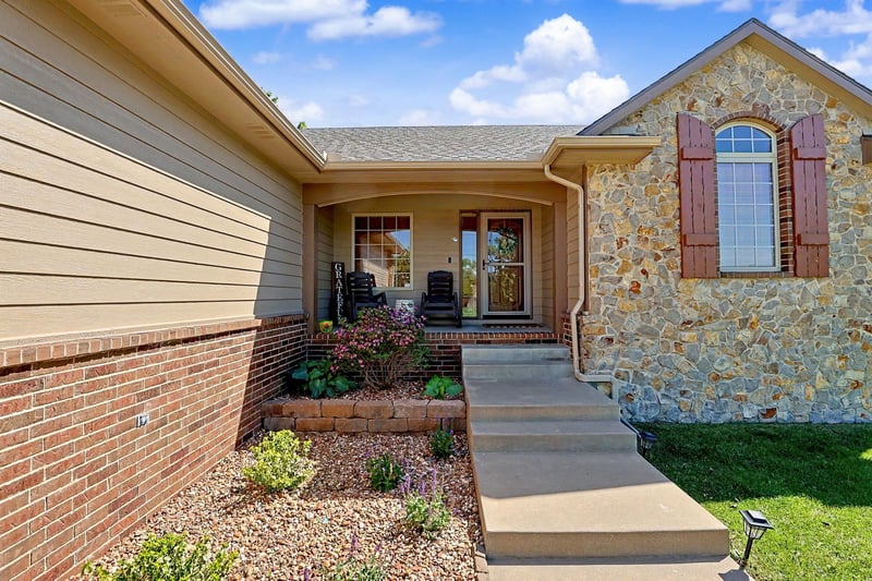 2113 Walnut Creek Dr, Derby, KS 67037