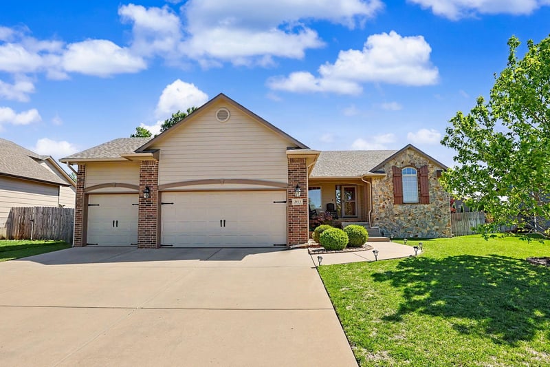 2113 Walnut Creek Dr, Derby, KS 67037