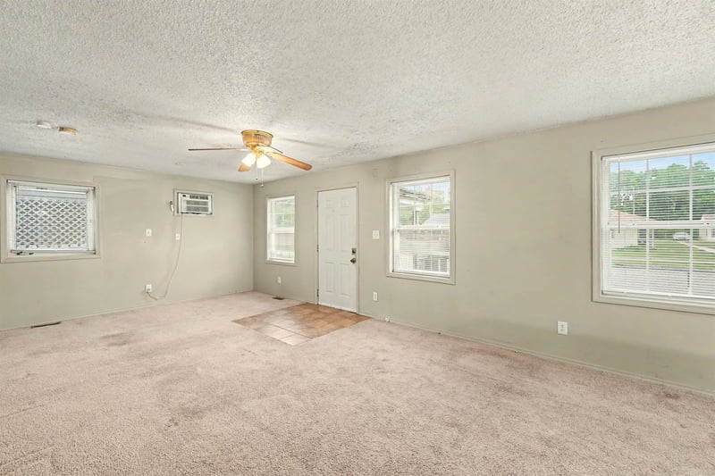 923 Walnut St, Salina, KS 67401