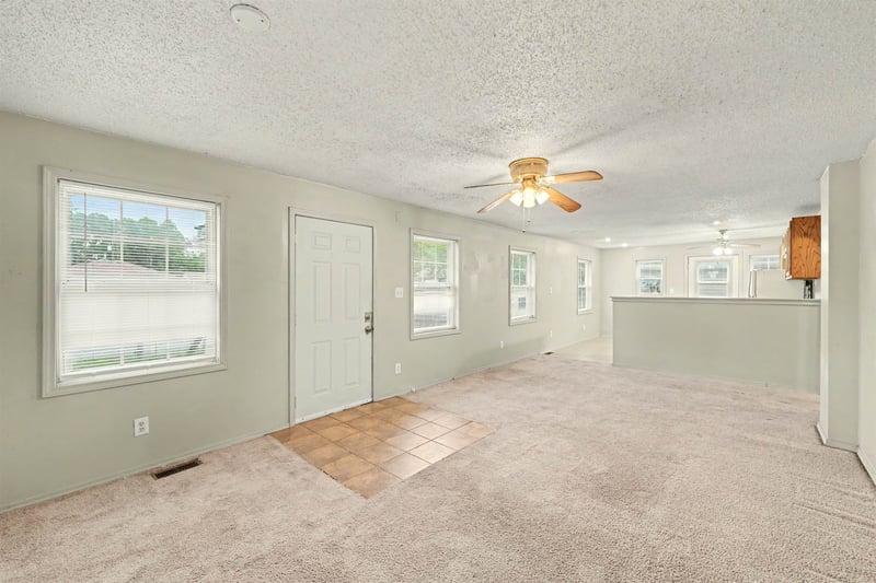 923 Walnut St, Salina, KS 67401