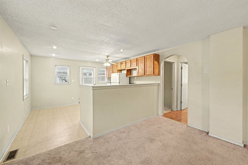 923 Walnut St, Salina, KS 67401