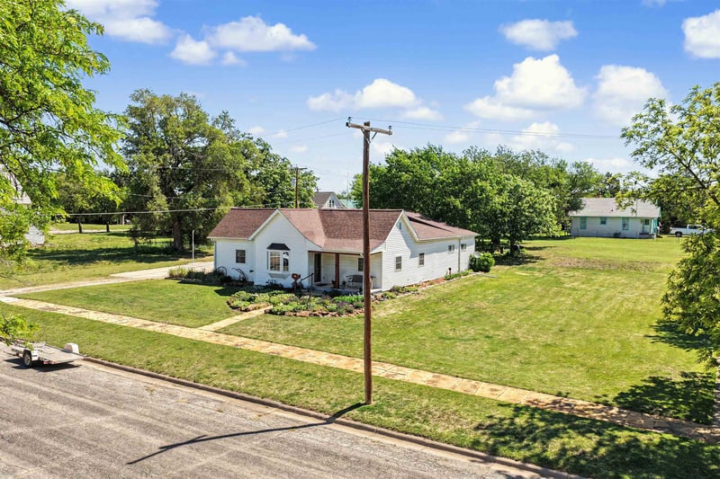 115 2nd St, Lincoln, KS 67455