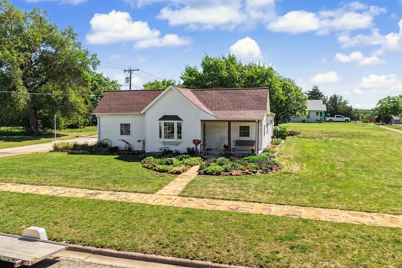 115 2nd St, Lincoln, KS 67455