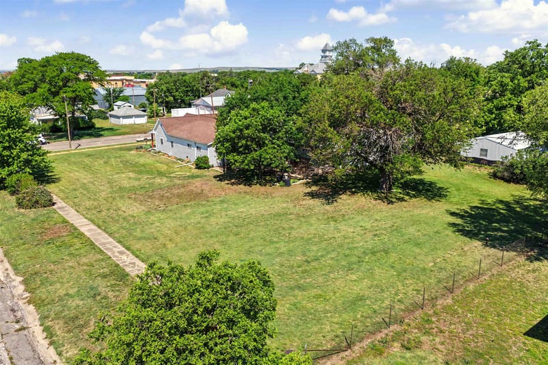 115 2nd St, Lincoln, KS 67455