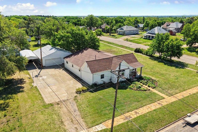 115 2nd St, Lincoln, KS 67455