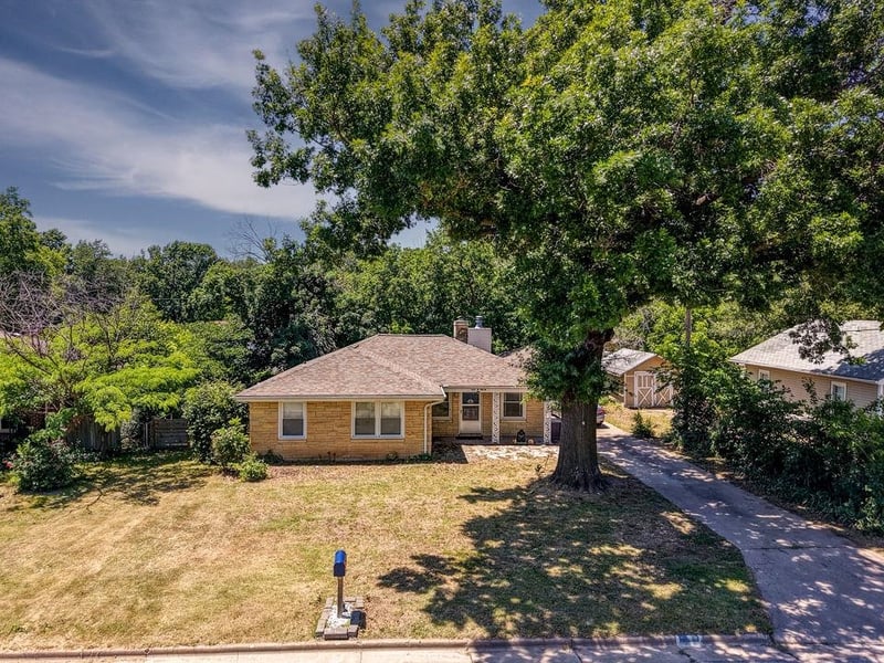111 N Park St, Winfield, KS 67156