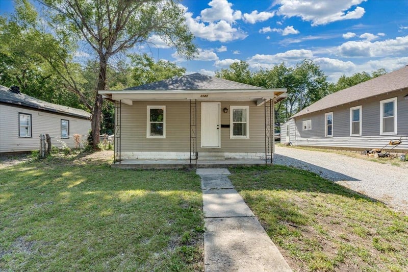 1121 School , Augusta, KS 67010