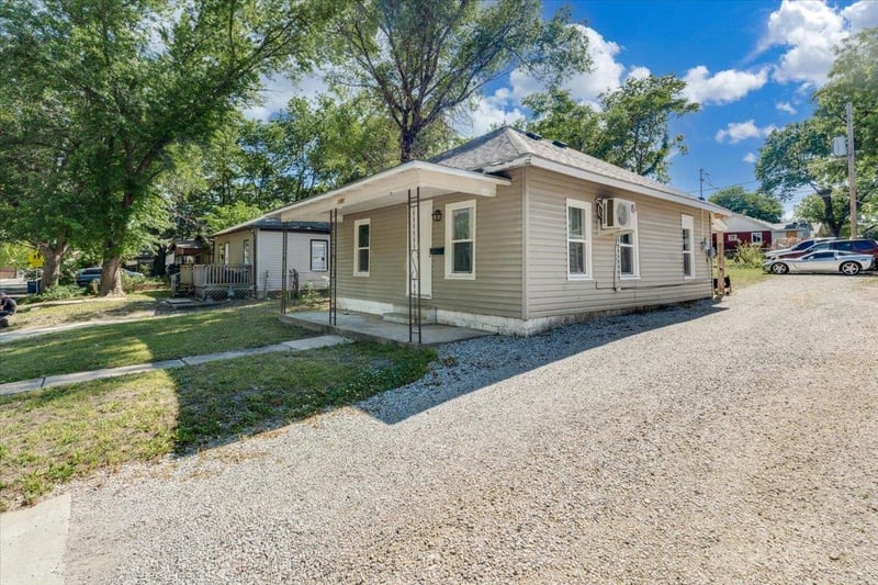 1121 School , Augusta, KS 67010