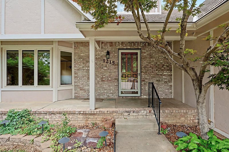 1215 N Fieldcrest Ct, Wichita, KS 67212