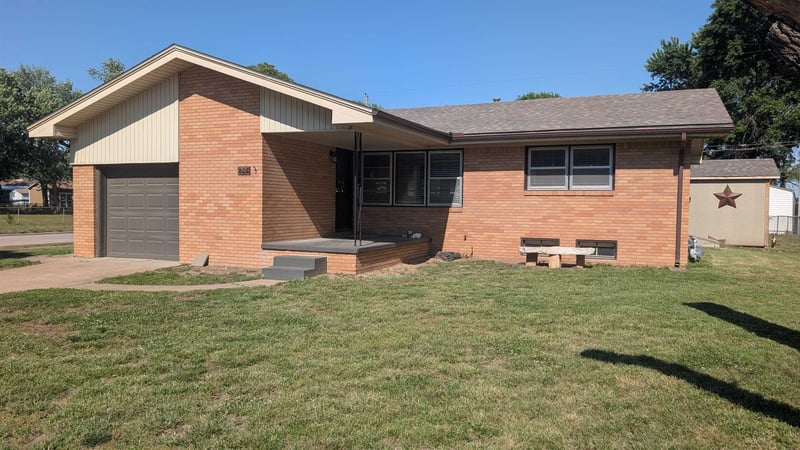 626 N Friend St, Belle Plaine, KS 67013
