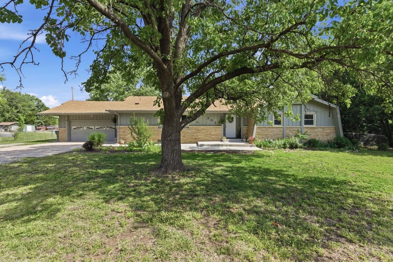202 W Virginia Rd, Andover, KS 67002
