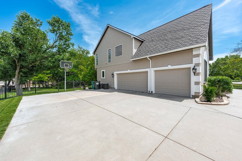1025 N Woodridge Ct, Wichita, KS 67206