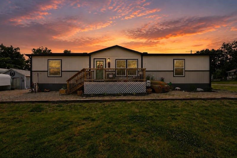 519 3rd St, Eureka, KS 67045-1903