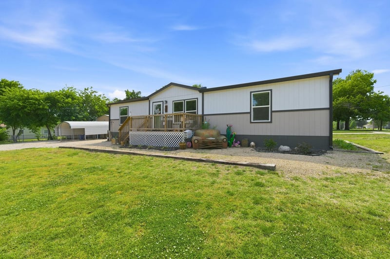 519 3rd St, Eureka, KS 67045-1903