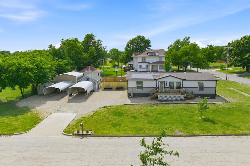 519 3rd St, Eureka, KS 67045-1903