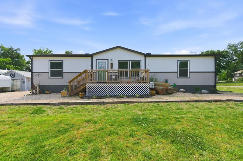 519 3rd St, Eureka, KS 67045-1903