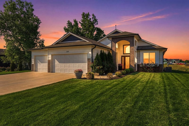 229 W Lakeside Dr, Cheney, KS 67025