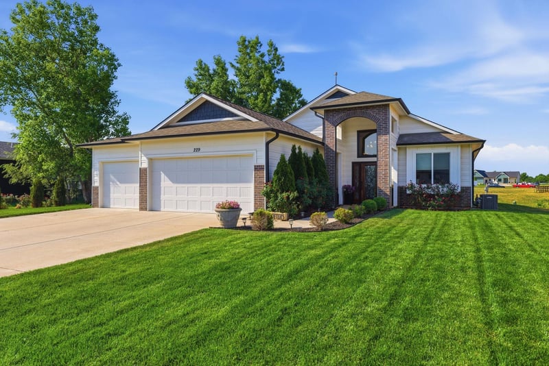 229 W Lakeside Dr, Cheney, KS 67025