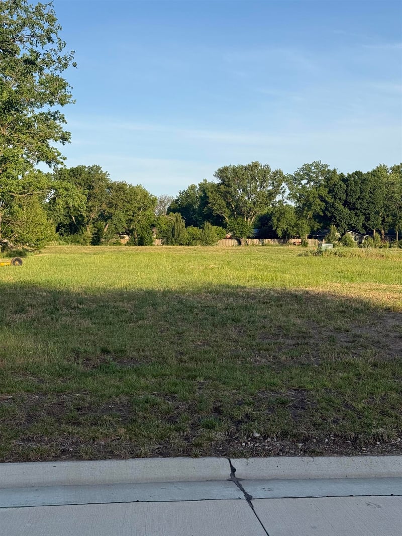 1109 Stutzman Cir, Halstead, KS 67056