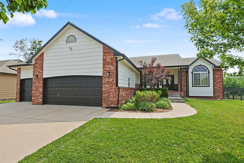 1323 S Threewood St, Wichita, KS 67235