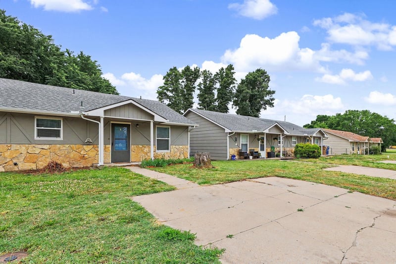 809-811 E 2nd St, Douglass, KS 67039