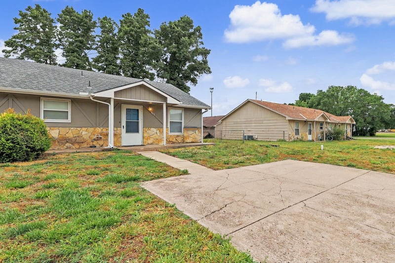 805-807 E 2nd St, Douglass, KS 67039