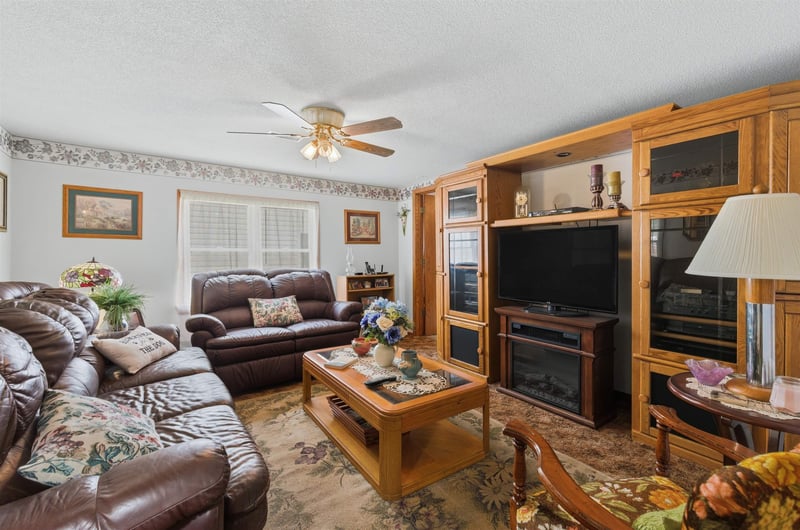137 Davidson Ave, Bentley, KS 67016