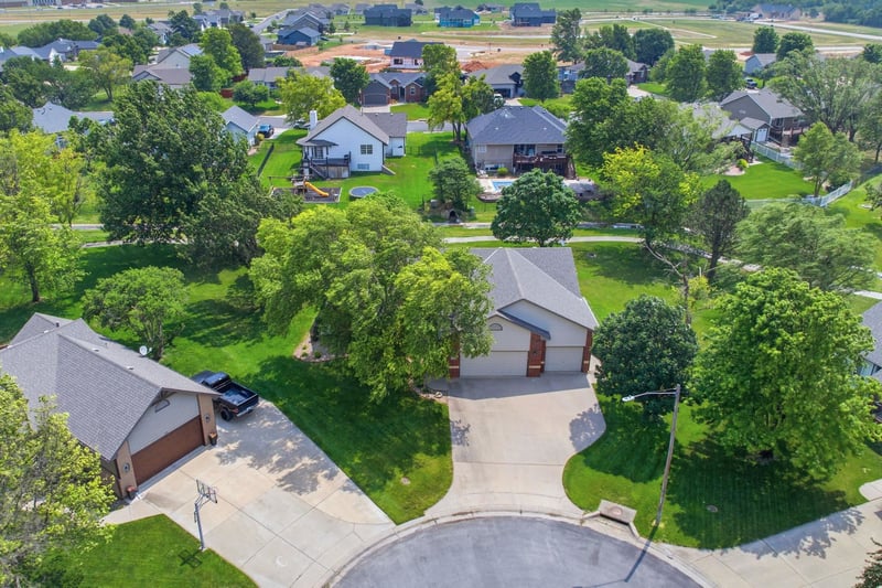418 Streamside Ct, Clearwater, KS 67026