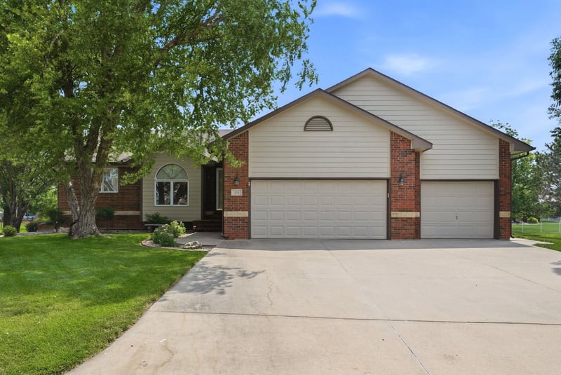 418 Streamside Ct, Clearwater, KS 67026