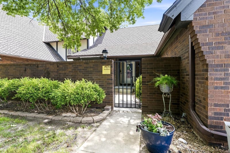 2025 Broadmoor , Wichita, KS 67206