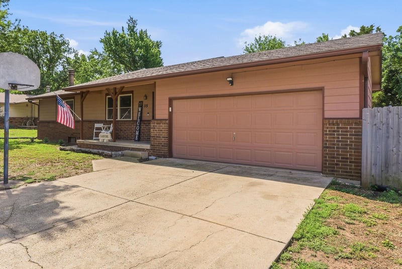 115 W April Dr, Mulvane, KS 67110