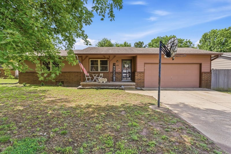 115 W April Dr, Mulvane, KS 67110