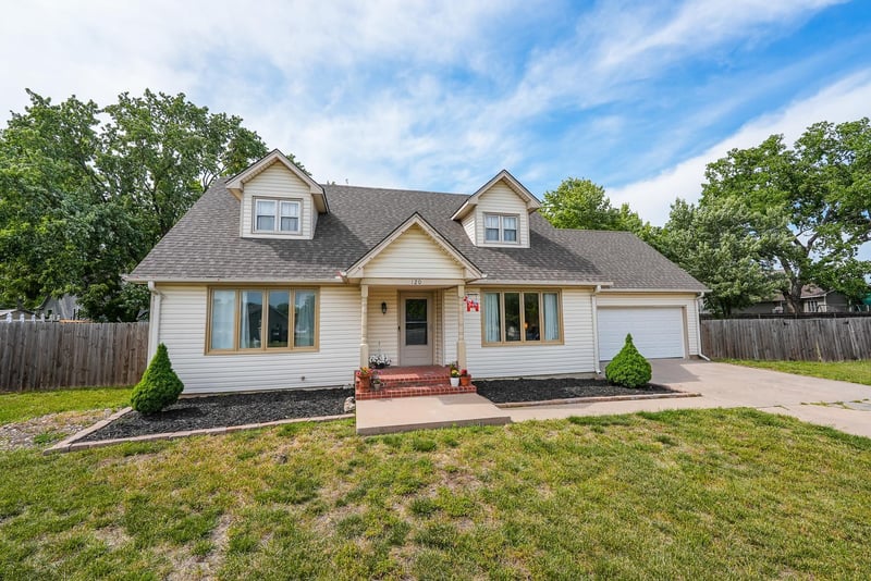 120 Lexington Ct, Andover, KS 67002