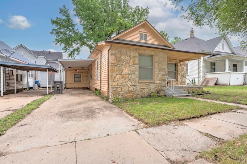 222 1st St, Arkansas City, KS 67005