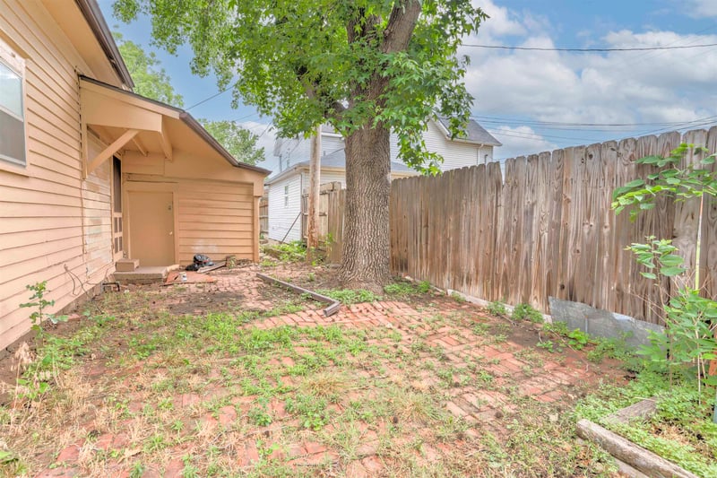 222 1st St, Arkansas City, KS 67005