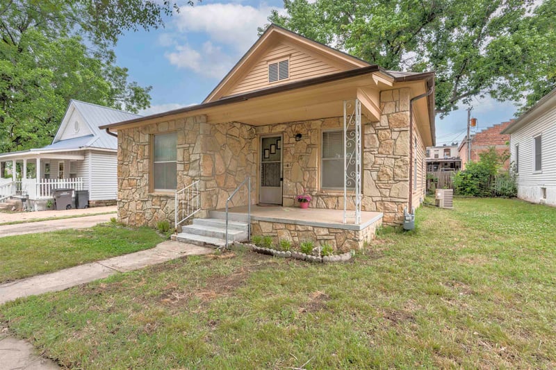 222 1st St, Arkansas City, KS 67005
