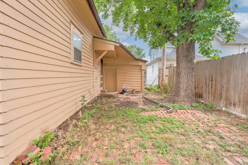 222 1st St, Arkansas City, KS 67005
