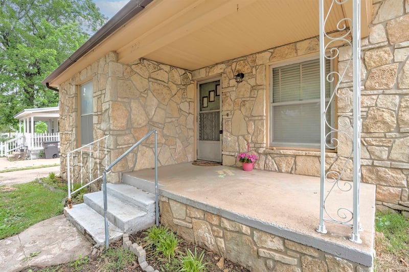 222 1st St, Arkansas City, KS 67005