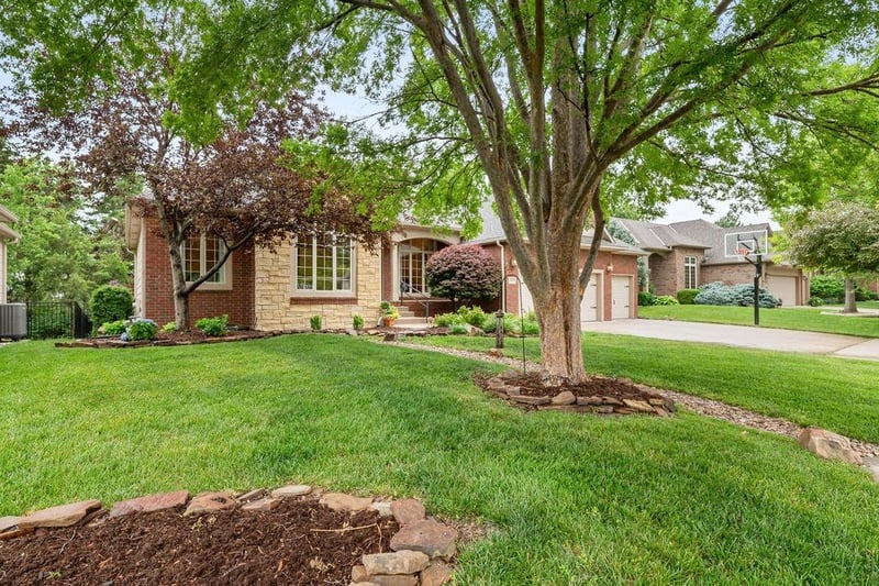 2405 N Peckham Ct, Wichita, KS 67228