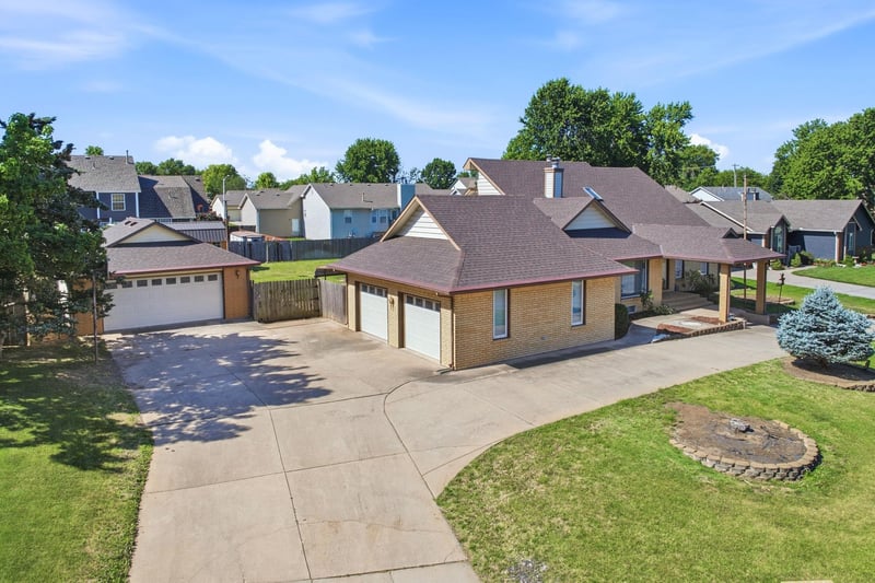 1501 Sandalwood Dr, Haysville, KS 67060