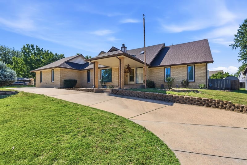 1501 Sandalwood Dr, Haysville, KS 67060