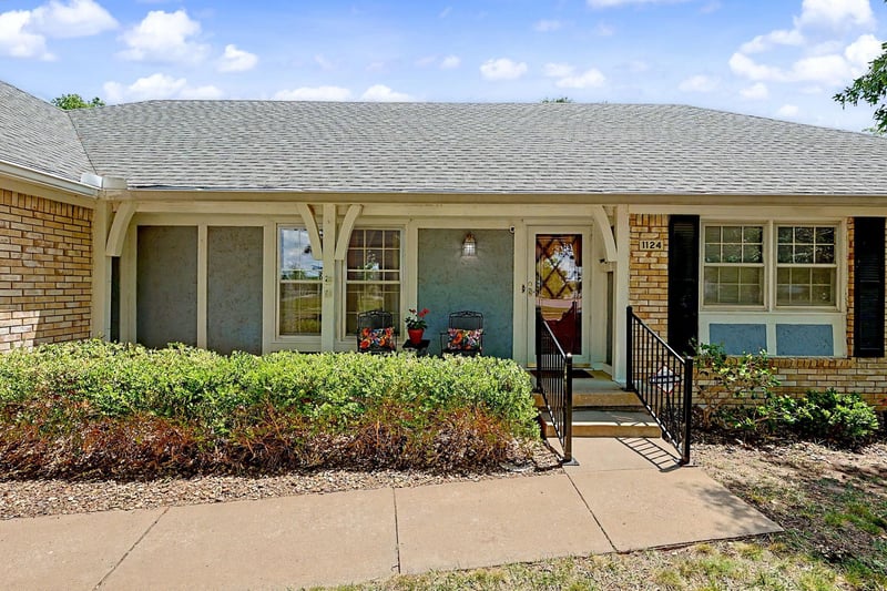 1124 S Barlow St, Wichita, KS 67207