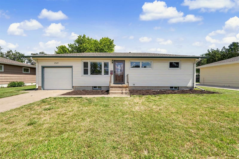 1317 Indian Rock Ln, Salina, KS 67401