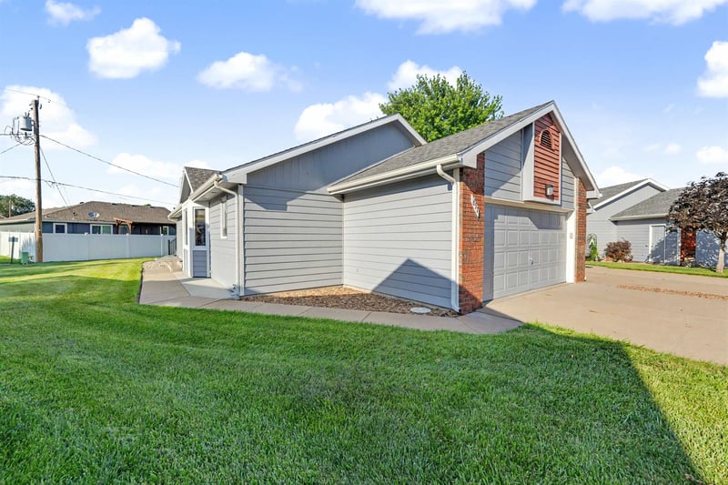 657 Georgetown Rd, Salina, KS 67401