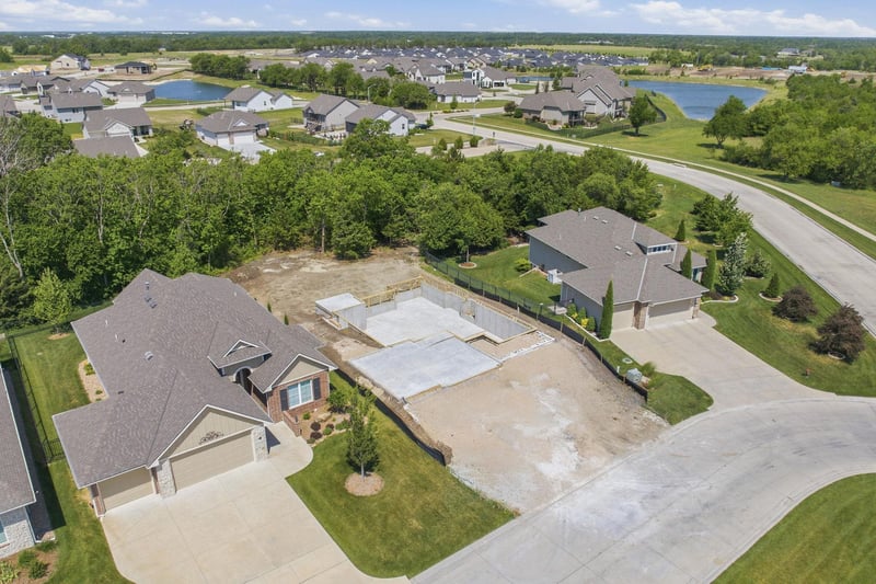 6233 Central Park Ct, Bel Aire, KS 67220