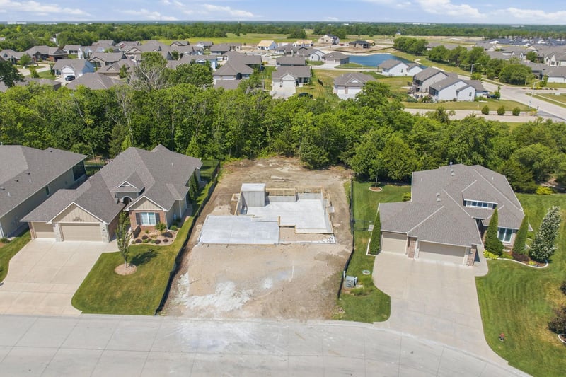 6233 Central Park Ct, Bel Aire, KS 67220