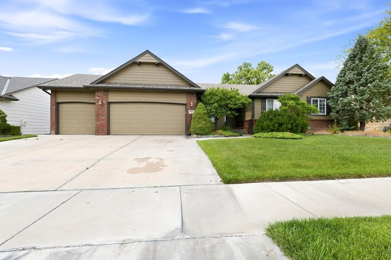 921 Glenmoor , Wichita, KS 67207